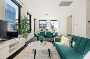 Elegant Emerald 3 Bed Apartment at Albert Park with Parking
